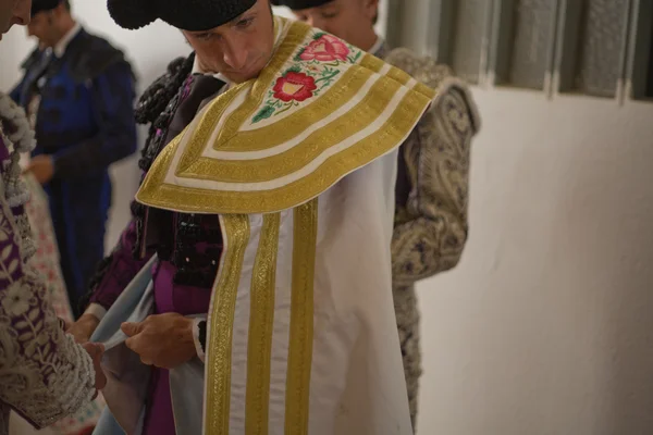 Bullfighter getting dressed — Stock Photo, Image