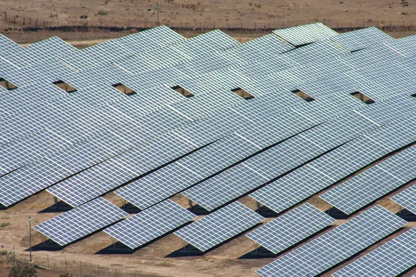 空中的太阳能光伏板 — 图库照片