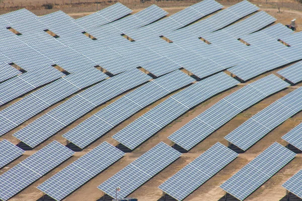 Luchtfoto van fotovoltaïsche panelen — Stockfoto