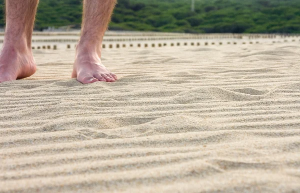 Pés em pé na areia — Fotografia de Stock