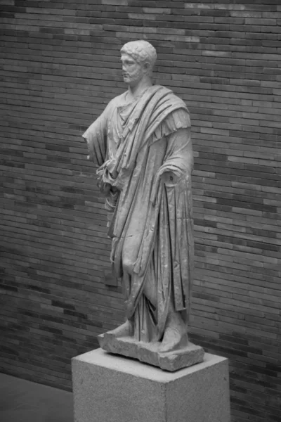 Statue einer gekleideten männlichen Figur — Stockfoto