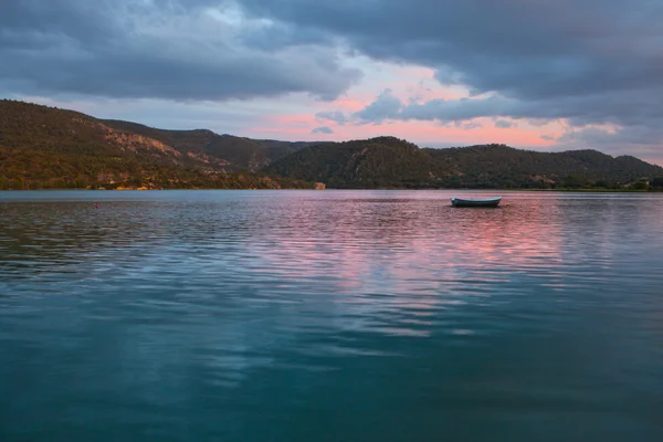 Barco no reservatório ao entardecer — Fotografia de Stock