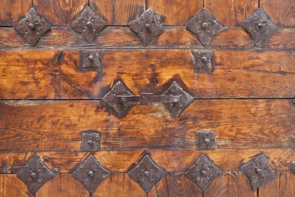 Drewniane drzwi w Pastrana — Zdjęcie stockowe