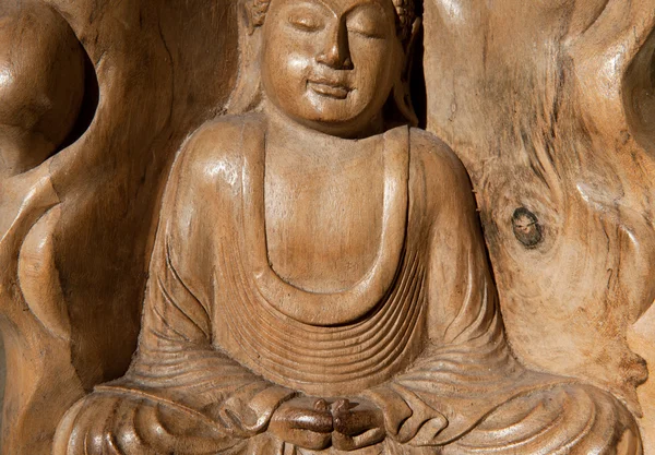 Houten beeldje van mediteren buddha — Stockfoto