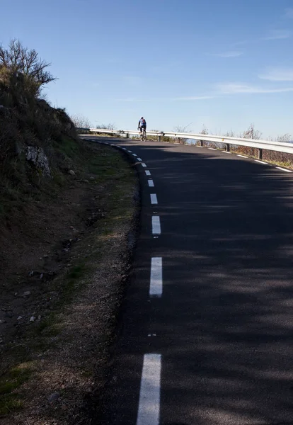 Motociclista Maduro Ascendiendo Por Paso Montaña Ciclismo Carretera Por Extremadura — Foto de Stock