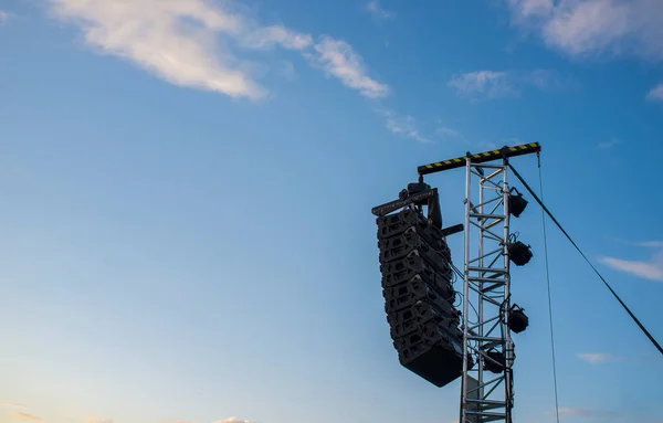 Sistema Altavoces Line Array Colgando Del Poste Durante Funcionamiento Luz — Foto de Stock