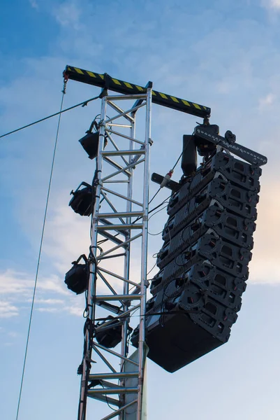 Sistema Altavoces Line Array Colgando Del Poste Durante Funcionamiento Luz — Foto de Stock