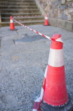 Güvenlik alanı koni ve bant ile işaretlenmiş. Seçici odak