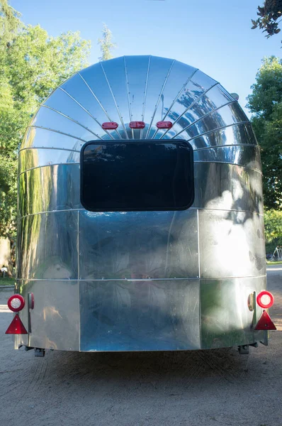 四轮驱动的美国金属大篷车 用作流动餐饮车 后视镜 — 图库照片