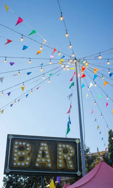 Bar Banner Met Kleurrijke Wimpels Gloeilampen Paal Buitenshuis Feest Achtergrond — Stockfoto