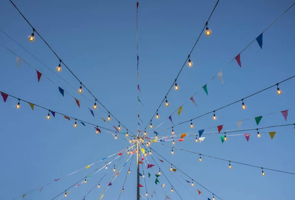 Garland Med Färgglada Pennants Och Glödlampor Pol Över Blå Himmel — Stockfoto