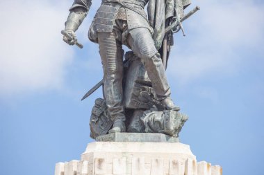 Medellin, İspanya - 3 Nisan 2021 Hernan Cortes Anıtı. Ayaklarının altındaki Aztek putları. Medellin, Extremadura, İspanya. Eduardo Barron tarafından 1890 'da