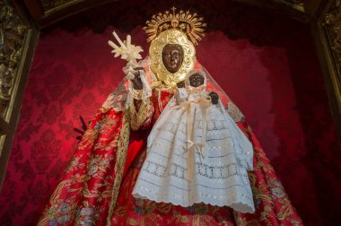 Caceres, İspanya - 14 Ocak 2021 Guadalupe del Vaquero leydimiz. Santiago Kilisesi, Caceres, Extremadura, İspanya