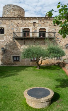 Caceres, İspanya - 1 Ekim 2021 Carvajal Sarayı Bahçesi. Caceres, Extremadura, İspanya 'nın anıtsal kompleksinin en simgesel binalarından biri.