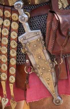 Romalı askerlerin silah olarak kullandığı bir hançer olan pugio kuşanmış bir yüzbaşı. Tarihi Canlandırma