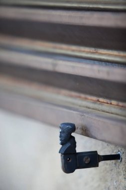Pencere kapağını bağlamak için erkek bir pencere mandalı. Seçici odak
