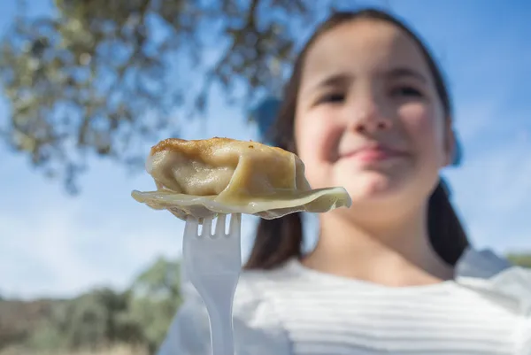 Kind Meisje Met Jiaozi Stuk Vork Buiten Achtergrond — Stockfoto