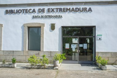 Badajoz, İspanya - 7 Mayıs 2020: Extremadura Bölge Kütüphanesi ana kapısı. Badajoz, İspanya