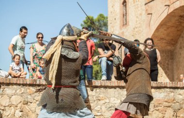 Badajoz, İspanya - Seot 28, 2019: Ortaçağ bozkırlarında kılıç dövüşü yapan aktörler. Badajoz Almossasa Kültür Festivali, İspanya
