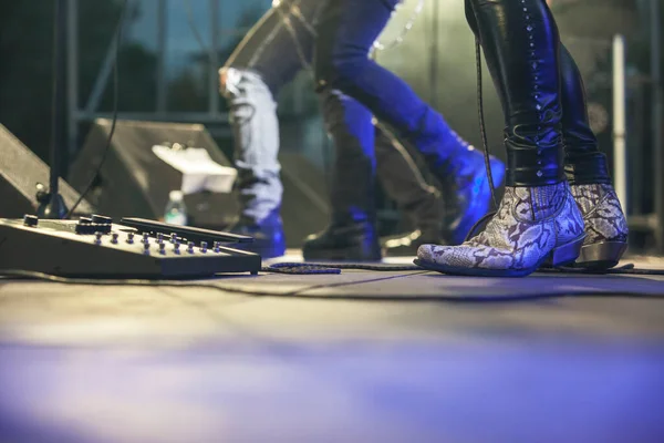Hard Rock Müzisyenleri Sahne Alıyor Gitarist Pedal Efektleri — Stok fotoğraf
