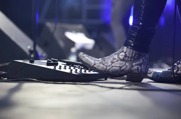 Gitarzysta Rockowy Gra Pedałach Muzycy Hard Rockowi Występujący — Zdjęcie stockowe