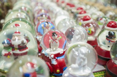 Satılık Christmas Glass Kar küreleri. Seçici odak 