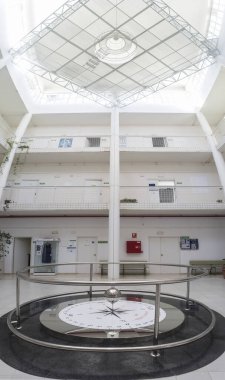 Badajoz, İspanya - 16 Eylül 2019: Foucault sarkacı Bilim Fakültesi 'nde. Extremadura Üniversitesi, Badajoz Kampüsü