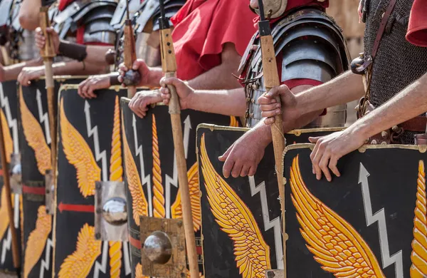 Legionari Romani Formazione Mani Che Tengono Pila Giavellotti Motivi Deboli — Foto Stock