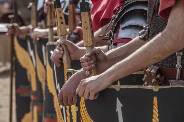 Romeinse Legionairs Formatie Handen Met Pila Speerpunten Flauwe Adelaarsvleugel Bliksemmotieven — Stockfoto