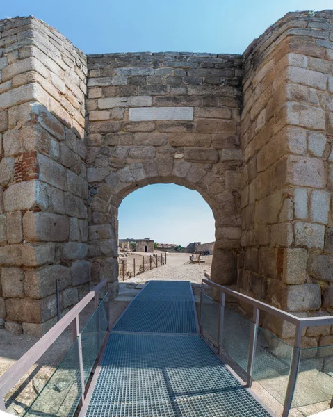 アラビア語の複合要塞メリダのアルカサバ ドアの両側の塔の横にアクセスします スペインのエストレマドゥーラ — ストック写真