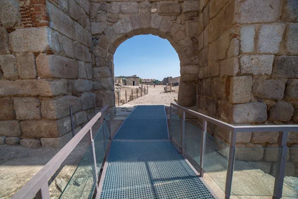 Alcazaba Merida Arabiskt Citadellkomplex Dörren Flankeras Torn Båda Sidor Extremadura — Stockfoto