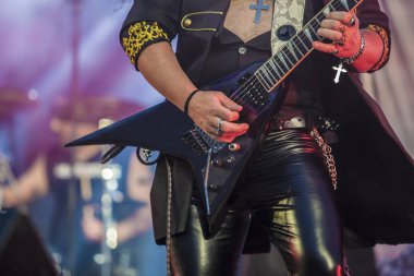 Hard rock müzisyeni sahne alıyor. Gitarist