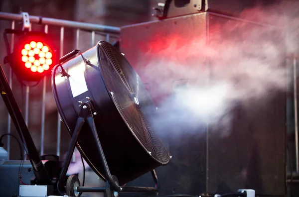 Canlı Rock Performansı Sırasında Sis Makinesinde Kullanılan Sahne Üfleyicisi Seçici — Stok fotoğraf
