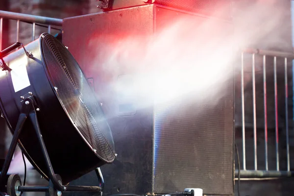 Jevištní Ventilátor Používaný Mlžným Strojem Během Živého Rockového Výkonu Selektivní — Stock fotografie