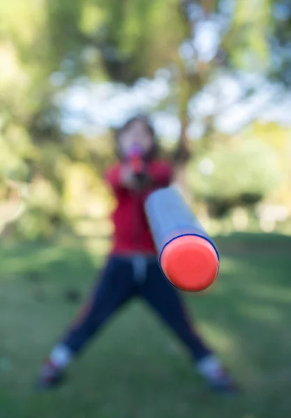 Jahre Kleiner Junge Schießt Mit Der Spielzeugpistole Fliegender Dart Fokus — Stockfoto