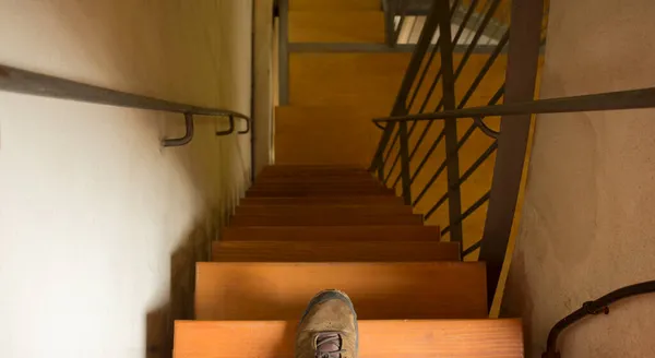 Escaleras Muy Empinadas Estrechas Hombre Pie Sobre Primer Paso —  Fotos de Stock