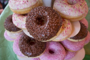 Bir yığın lezzetli badem serpiştirilmiş çörek. Genel Görünüm