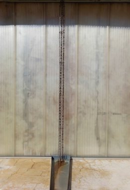 Duvara yağmur zinciri drenaj sistemi. Oluk indirmeler için işlevsel alternatif