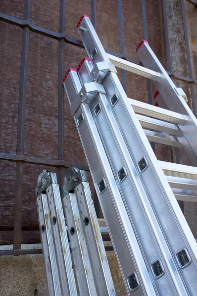 Profissionais Escadas Dobradas Stand Sobre Edifício Cidade Velha Escadas Extensão — Fotografia de Stock