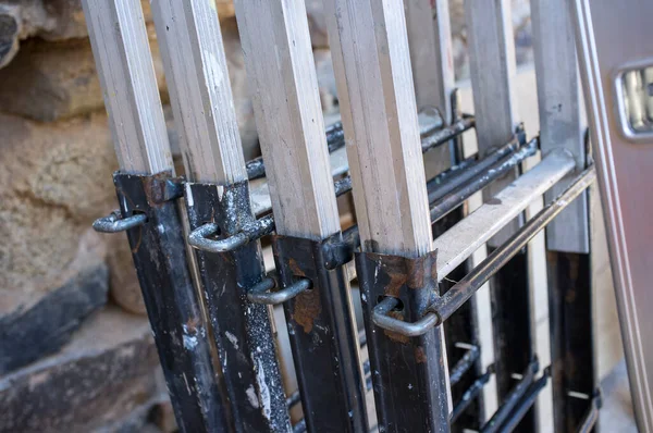 Professionele Ladders Klapbaar Staan Boven Het Oude Stadsgebouw Meerassige Ladders — Stockfoto