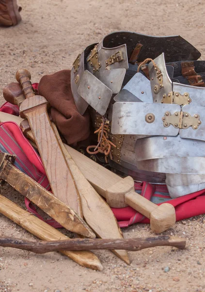 ローマ軍の個人装備が地上に積み込まれた 歴史上の再現 — ストック写真