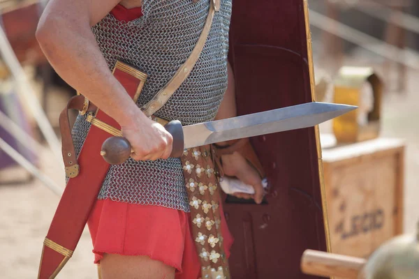 Soldado Romano Empunhando Uma Espada Escudo Gladius Hispaniensis Réplica Equipamento — Fotografia de Stock