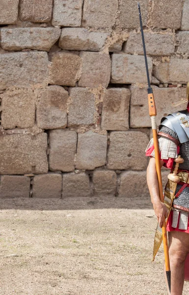 巡礼者 古代ローマ軍のジャベリンを保持兵士 灰長石の壁の背景 — ストック写真