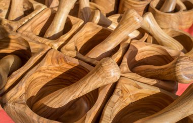 Tahta el yapımı havan topları. Yakın çekim.