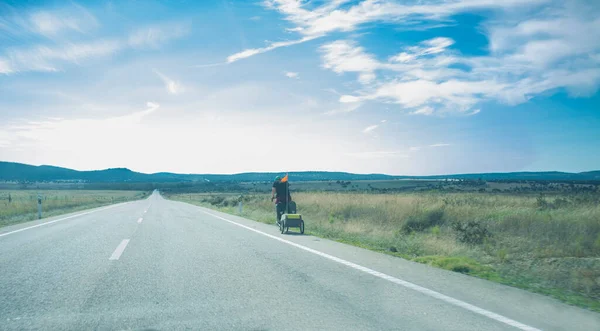 Motociclista Ruta Tirando Bicicleta Remolque Turismo Camino Campo Con Colinas —  Fotos de Stock