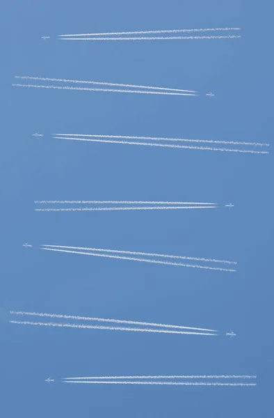 Aerei Con Due Motori Che Attraversano Cielo Blu Nuvoloso Concetto — Foto Stock