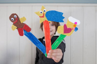 Çocuk ona Noel sayfası işaretlerini gösteriyor. Çocuklar için Noel tatili aktiviteleri