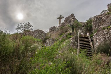 San Blas Craig Haçı. Sierra de San Pedro 'da. Alburquerque, Badajoz, Extremadura, İspanya