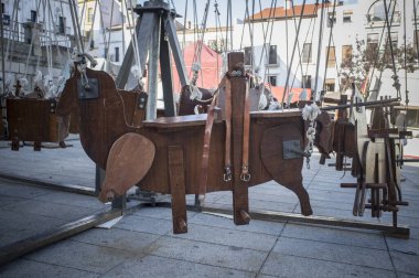 Tahta insan gücüyle çalışan atlıkarınca. Seçici odak