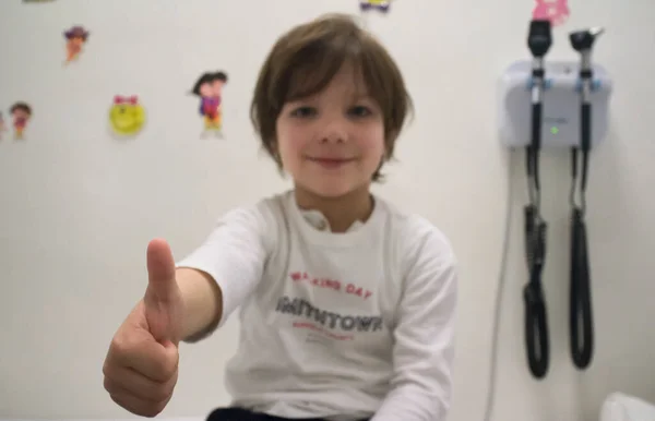 Chlapec Dělá Palec Nahoru Kontrole Zdravotního Stavu Pediatra Selektivní Soustředění — Stock fotografie